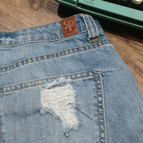 Sneak Peek Distressed denim shorts - Picture 6 of 7